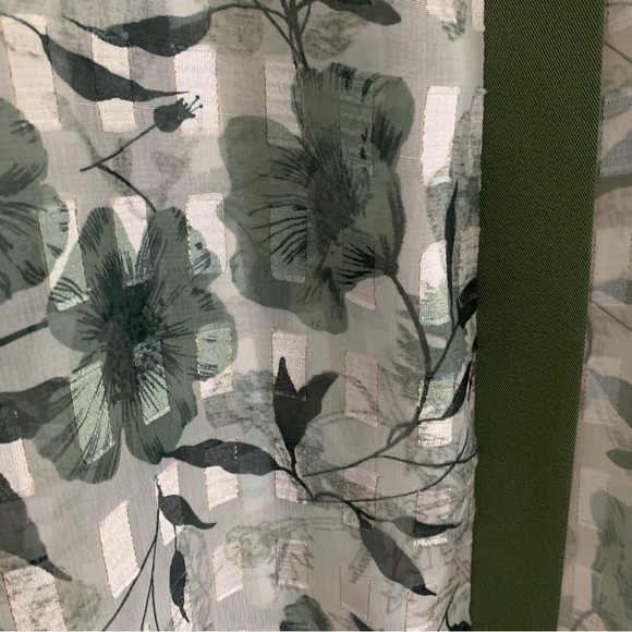 3/$12 Olive Greens, White Floral on Lattice Top With 3/4 sleeves in Size XL - Picture 4 of 7